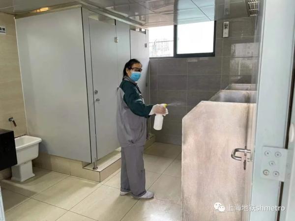乘地铁的小伙伴们,请正确佩戴口罩,安全出行