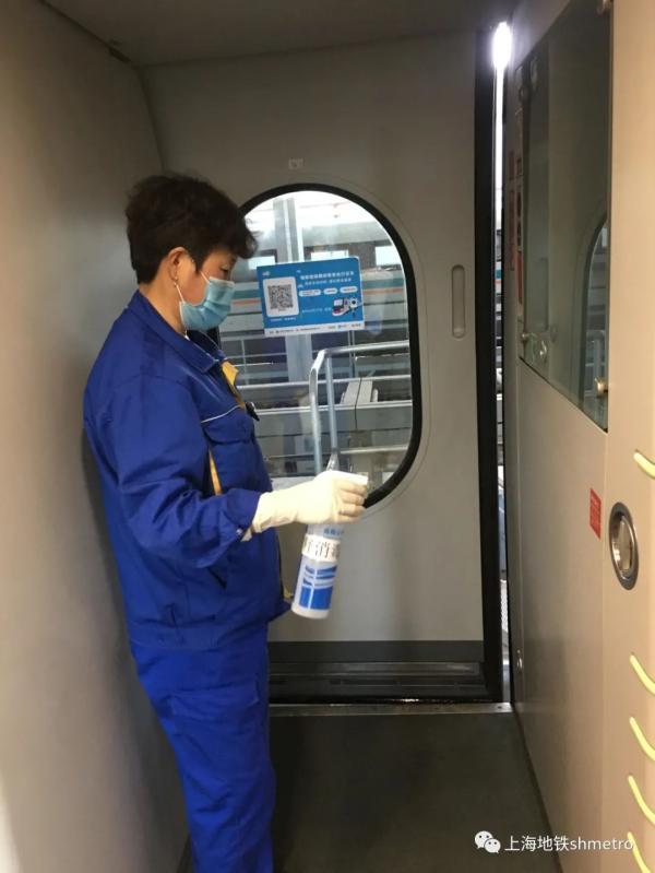 乘地铁的小伙伴们,请正确佩戴口罩,安全出行