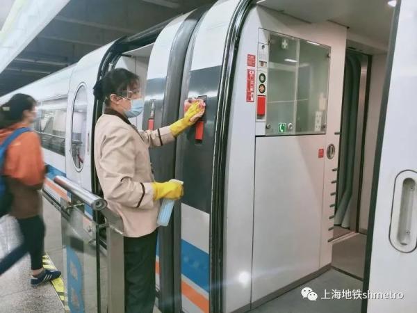 乘地铁的小伙伴们,请正确佩戴口罩,安全出行