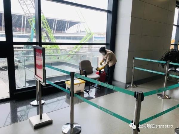 乘地铁的小伙伴们,请正确佩戴口罩,安全出行