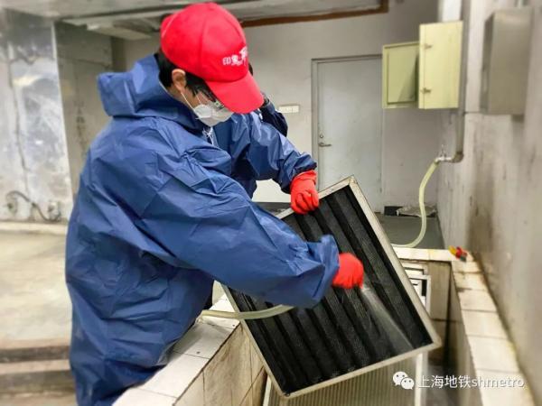 乘地铁的小伙伴们,请正确佩戴口罩,安全出行