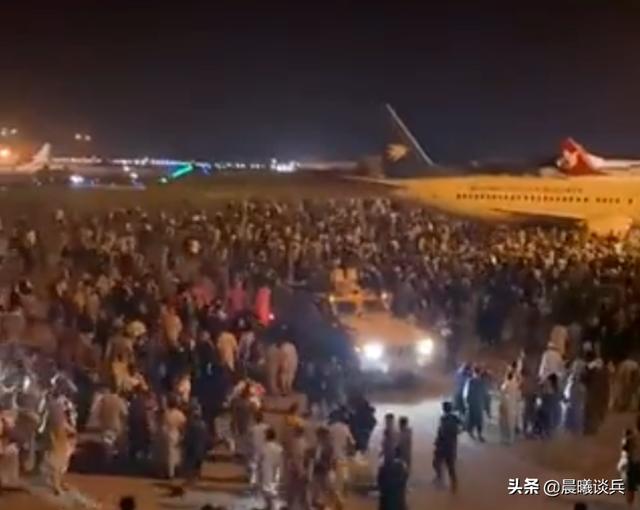 阿富汗人喀布尔“死亡逃离”：有的被击毙，有的从运输机上坠落