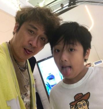 吴镇宇曝儿子曾遭校园暴力!费曼被打到脸上淤青,惹父母心疼不已