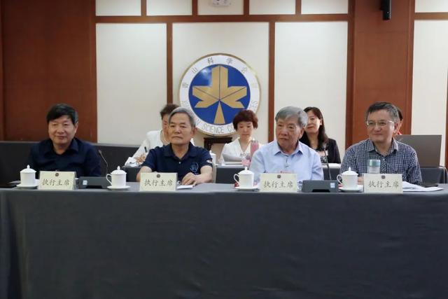 头条 | 张文宏:家长让孩子打网球、弹钢琴,却没兴趣搞科学……专家这样分析原因