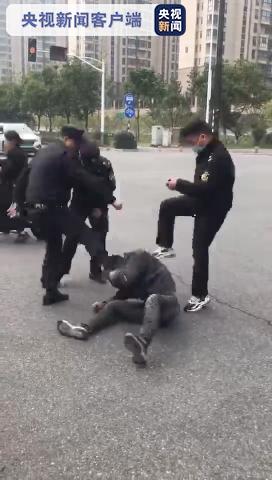 江苏南京3名城管当街殴打流动摊贩 官方回应：已解聘处理