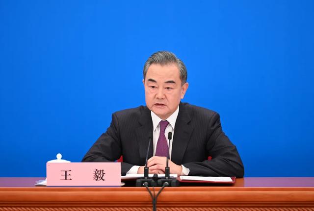 塔利班拿下阿富汗,美国终于想起中国,中方一席话让美脸红耳赤