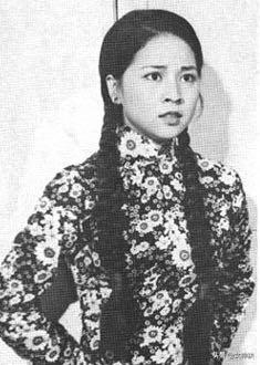 她曾和林青霞齐名,蒋经国八台警车开道请她喝茶,最美在温柔坚韧