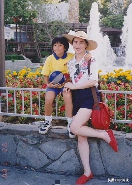 她曾和林青霞齐名,蒋经国八台警车开道请她喝茶,最美在温柔坚韧