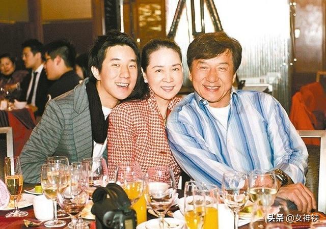 她曾和林青霞齐名,蒋经国八台警车开道请她喝茶,最美在温柔坚韧