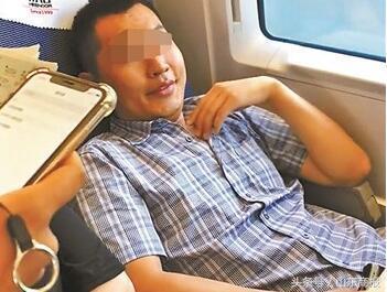 男子高铁霸占座位(高铁男占座位事件)