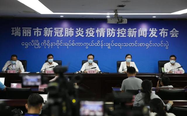 新闻周刊丨专访张文宏：疫苗不接种成功，就不能彻底开放