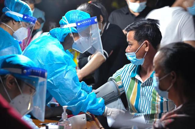 新闻周刊丨专访张文宏：疫苗不接种成功，就不能彻底开放