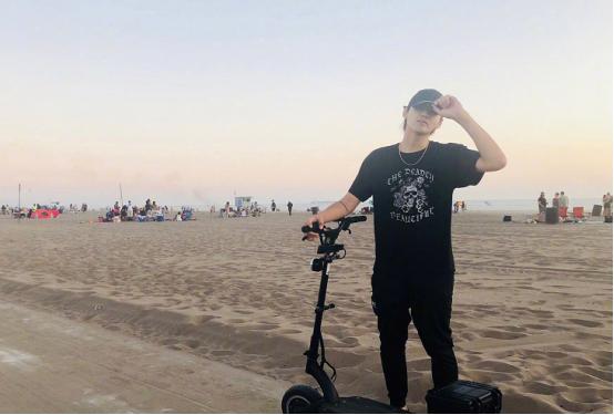 斜杠青年吴亦凡,私下穿搭堪比走秀场,网友:每一件都好贵呀