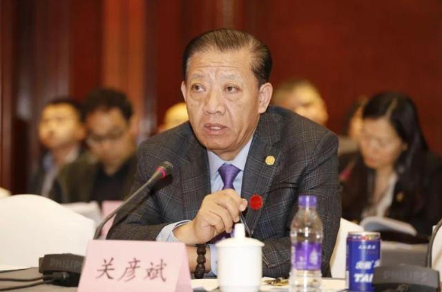 烟雾弹、高压水枪、鸡蛋……除投毒,A股历史上还有这些内斗大戏