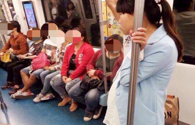 外国男子高铁不带口罩(男子高铁强迫女子让座) 外国男子高铁不带口罩(男子高铁强迫女子让座)