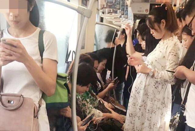 孕妈地铁上被强迫让座,小学生的话点醒众人,让大家惭愧