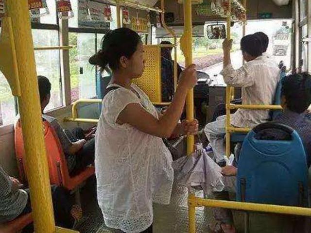 孕妈地铁上被强迫让座,小学生的话点醒众人,让大家惭愧