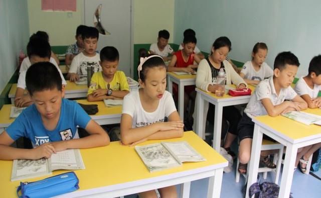 孕妈地铁上被强迫让座,小学生的话点醒众人,让大家惭愧