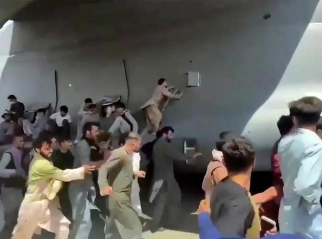 现场!阿富汗人挤爆机场,不要命狂扒飞机,碾毙、坠机,中弹至少8死,拜登终于发声