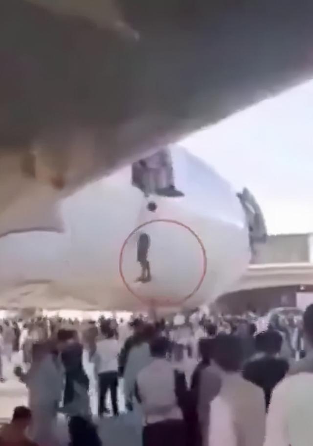 现场!阿富汗人挤爆机场,不要命狂扒飞机,碾毙、坠机,中弹至少8死,拜登终于发声