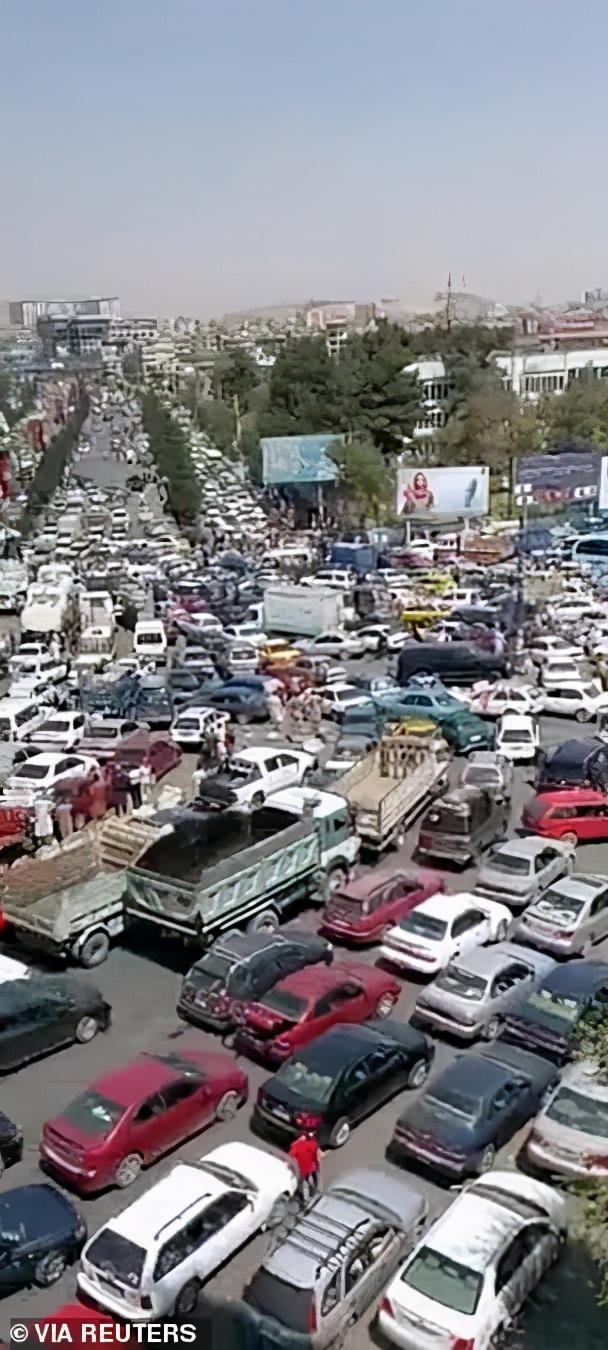 现场!阿富汗人挤爆机场,不要命狂扒飞机,碾毙、坠机,中弹至少8死,拜登终于发声