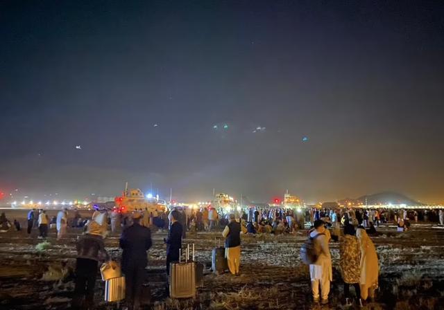 现场!阿富汗人挤爆机场,不要命狂扒飞机,碾毙、坠机,中弹至少8死,拜登终于发声