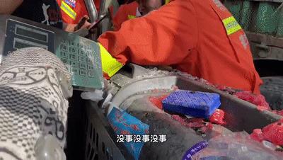男子遇车祸接孕妻电话，竟求消防员别出声