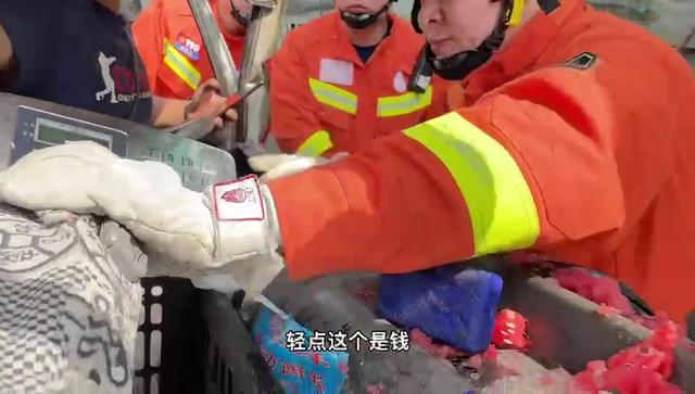 男子遇车祸接孕妻电话，竟求消防员别出声