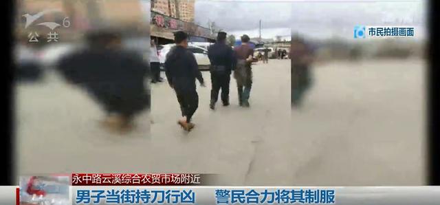 男子当街持刀行凶，捅了肚子又割喉，实在残忍