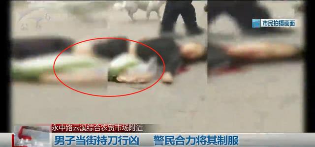 男子当街持刀行凶，捅了肚子又割喉，实在残忍