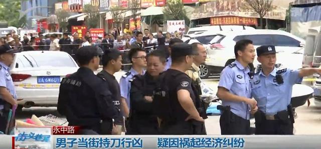 男子当街持刀行凶，捅了肚子又割喉，实在残忍