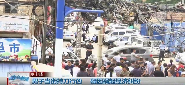 男子当街持刀行凶，捅了肚子又割喉，实在残忍