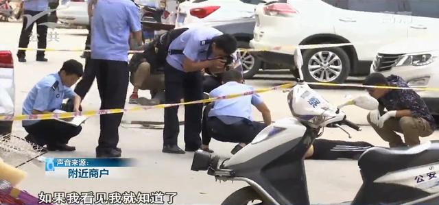 男子当街持刀行凶，捅了肚子又割喉，实在残忍