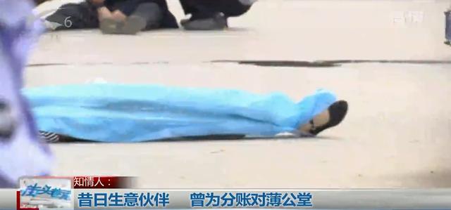男子当街持刀行凶，捅了肚子又割喉，实在残忍