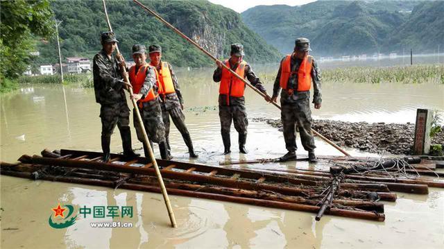 宜昌特大山洪:200余人失联 官兵连夜打通救援通道