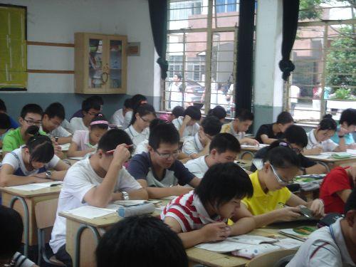 初中生被家长送培训机构后,带警察查抄补习班,强扭的瓜终究不甜