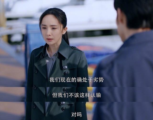 34岁杨幂秀性感身姿,露半边美背眼神勾人,手上钻戒堪比鸽子蛋