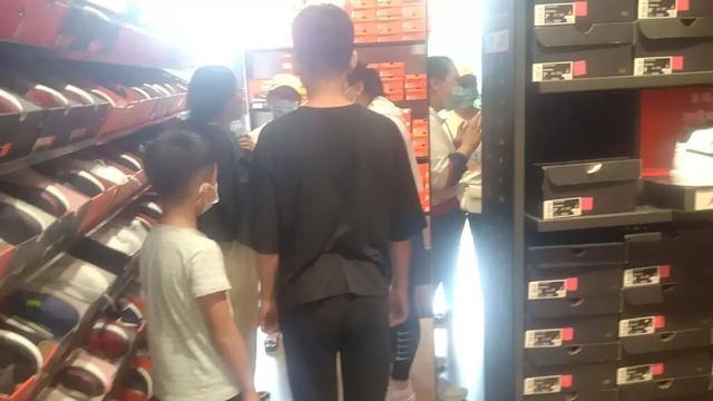 昆明耐克店回应9岁男孩疑遭歧视:涉事女员工已被辞退,她并非好斗性格