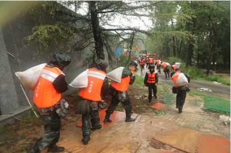 河南多地暴雨,子弟兵已出动奔赴救援一线!河南挺住