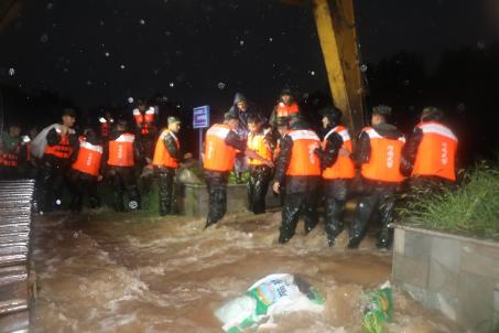 河南多地暴雨,子弟兵已出动奔赴救援一线!河南挺住