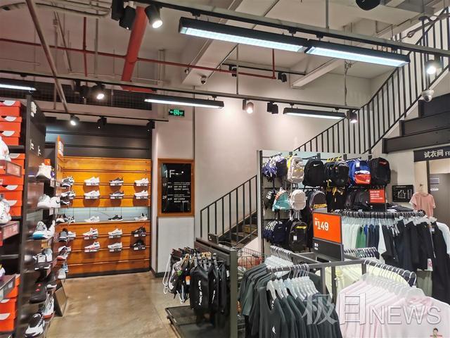 昆明耐克店回应9岁男孩疑遭歧视:涉事女员工已被辞退,她并非好斗性格