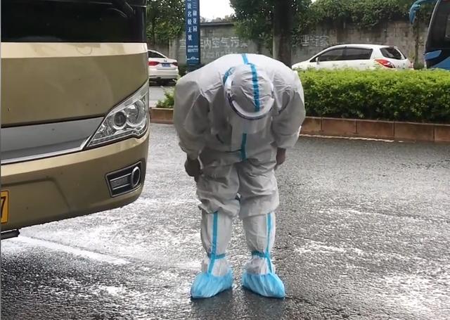 母亲饥困抗疫司机含泪隔空鞠躬(抗疫司机鞠躬送别母亲) 母亲饥困抗疫司机含泪隔空鞠躬(抗疫司机鞠躬送别母亲)