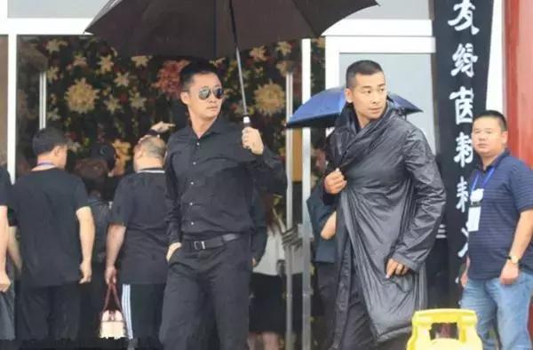 最后两位武生:吴京向左,赵文卓向右