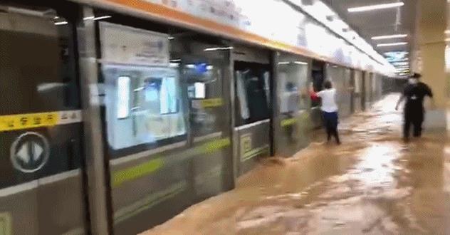 郑州特大暴雨千年一遇!地铁多人被困车厢、积水齐胸,最新进展