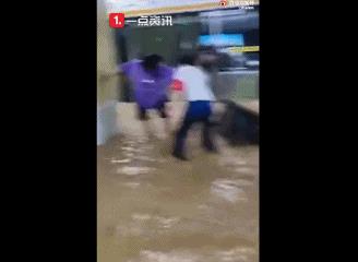 郑州特大暴雨千年一遇!地铁多人被困车厢、积水齐胸,最新进展