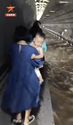 郑州特大暴雨千年一遇!地铁多人被困车厢、积水齐胸,最新进展