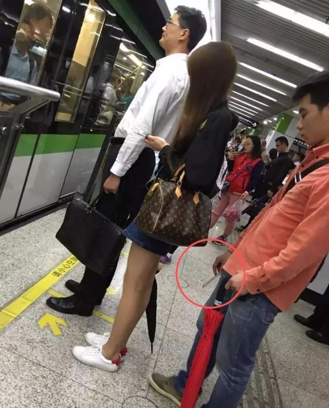 现在的大学生咋这样了?重庆邮电大学“大三男生偷拍女生裙底”