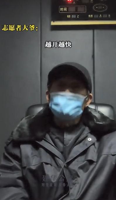 刑拘!男子强行闯卡拖行防疫志愿大爷十余米,网友怒了