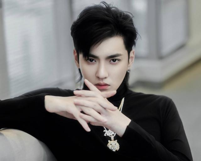 吴亦凡最全恋情锤来了!为绯闻女友帮宋祖儿宣传,热狗曾说漏嘴