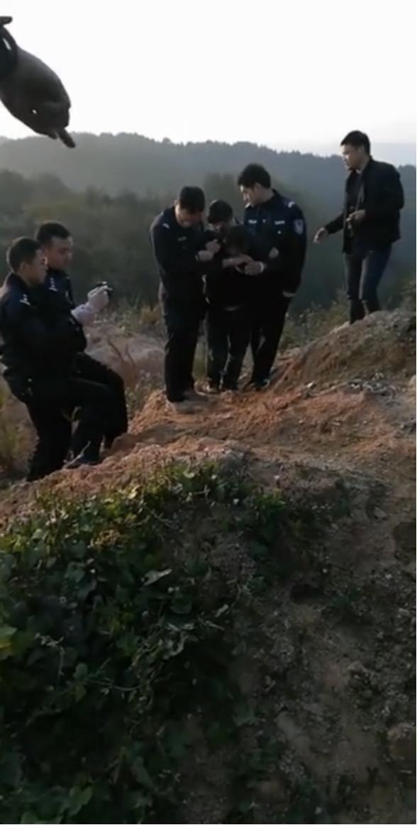 丈夫杀害妻子后埋尸荒野,清理血迹时警告女儿别说出去,三个女儿申请判父亲死刑